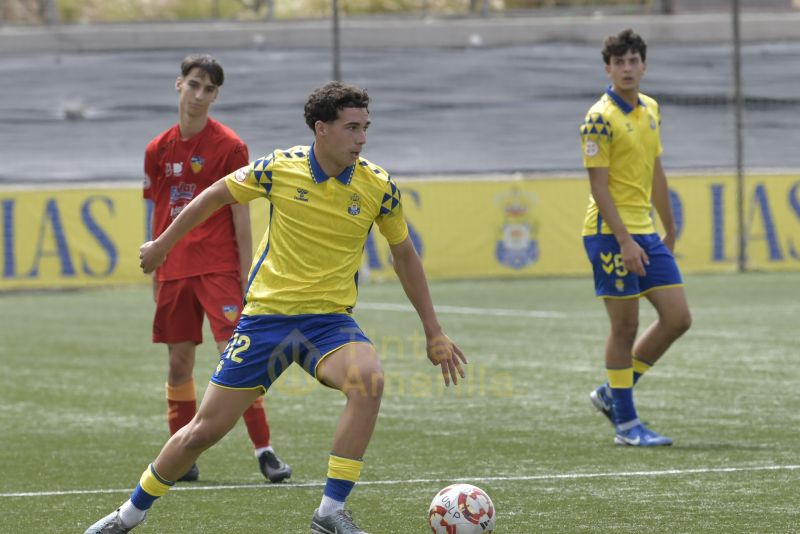 3-0: Las Palmas soporta la presión del Tenerife y se aferra al liderato