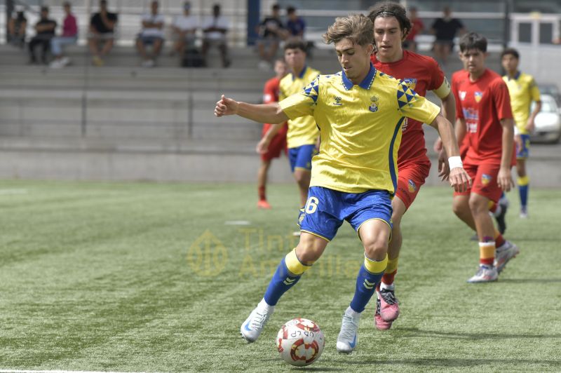 3-0: Las Palmas soporta la presión del Tenerife y se aferra al liderato