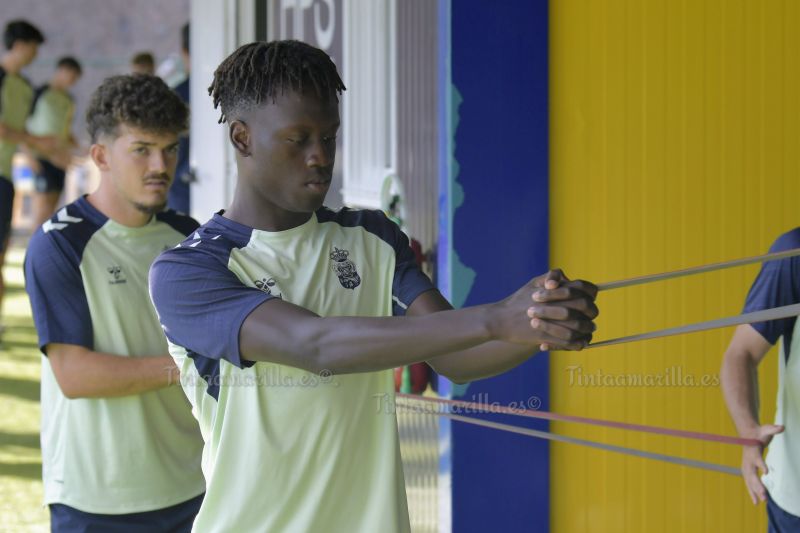 Fotos: Las Palmas Atlético afina para recibir al Mensajero