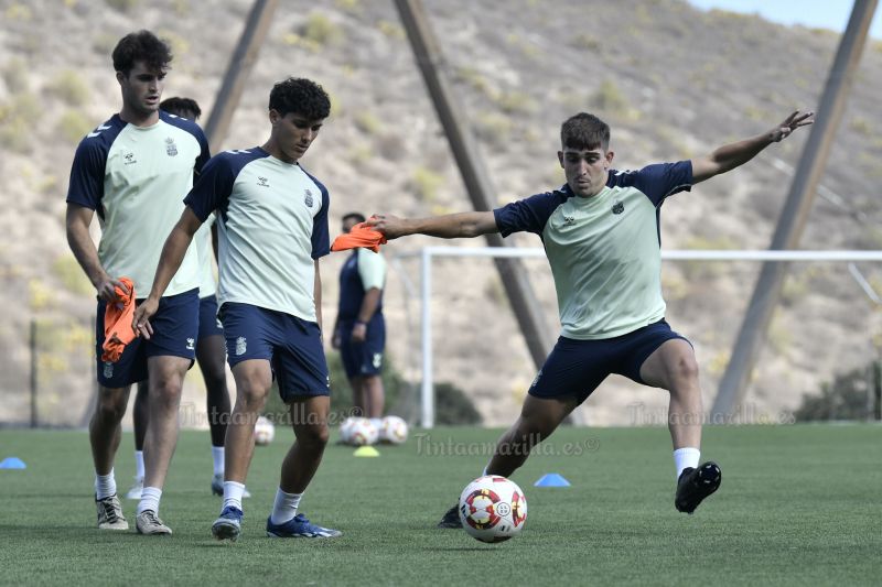 Fotos: Las Palmas Atlético afina para recibir al Mensajero