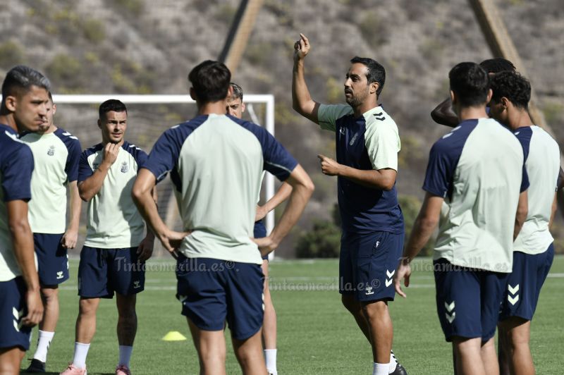 Fotos: Las Palmas Atlético afina para recibir al Mensajero