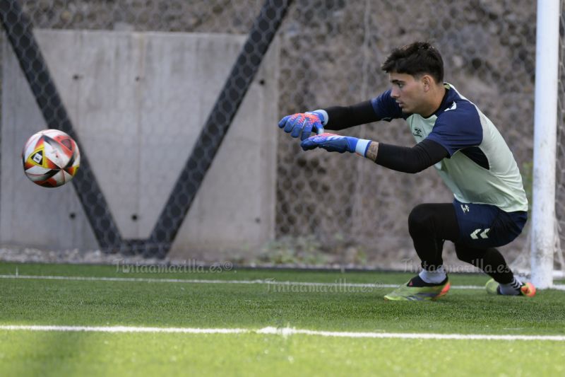 Fotos: Las Palmas Atlético afina para recibir al Mensajero