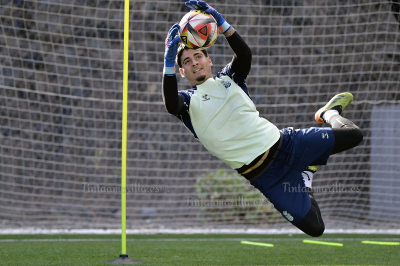 Fotos: Las Palmas Atlético afina para recibir al Mensajero