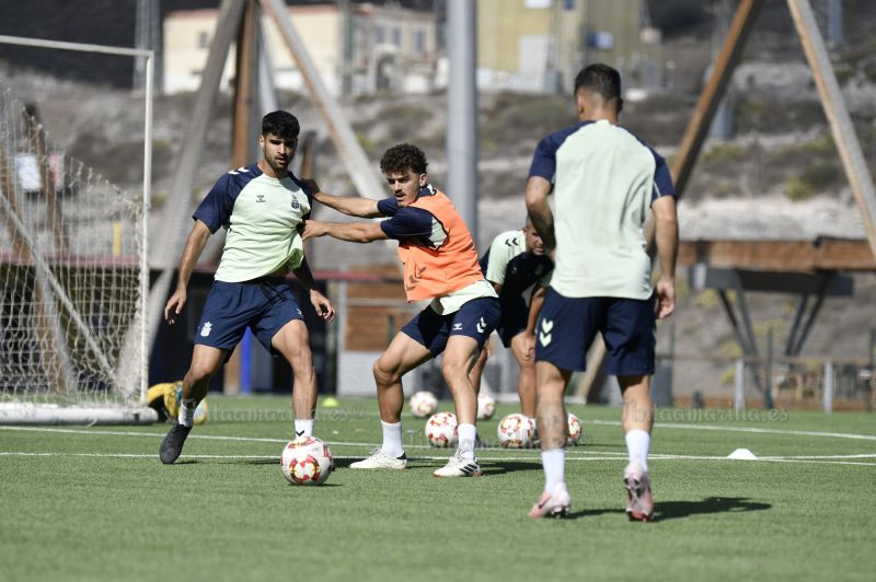 Fotos: Las Palmas Atlético afina para recibir al Mensajero