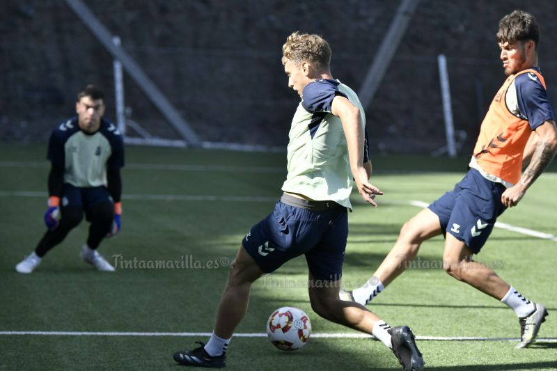 Fotos: Las Palmas Atlético afina para recibir al Mensajero