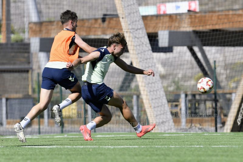 Fotos: Las Palmas Atlético afina para recibir al Mensajero