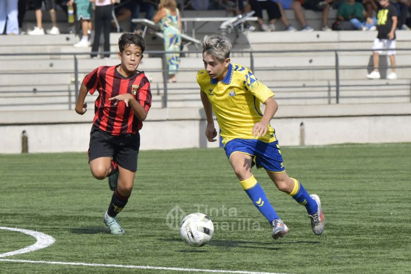 Fotos: El Infantil A se coloca líder en su debut liguero