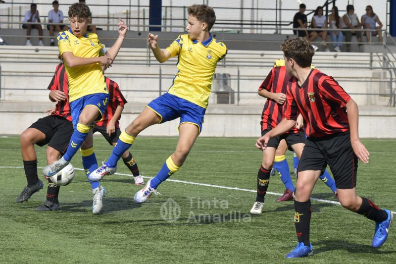 Fotos: El Infantil A se coloca líder en su debut liguero