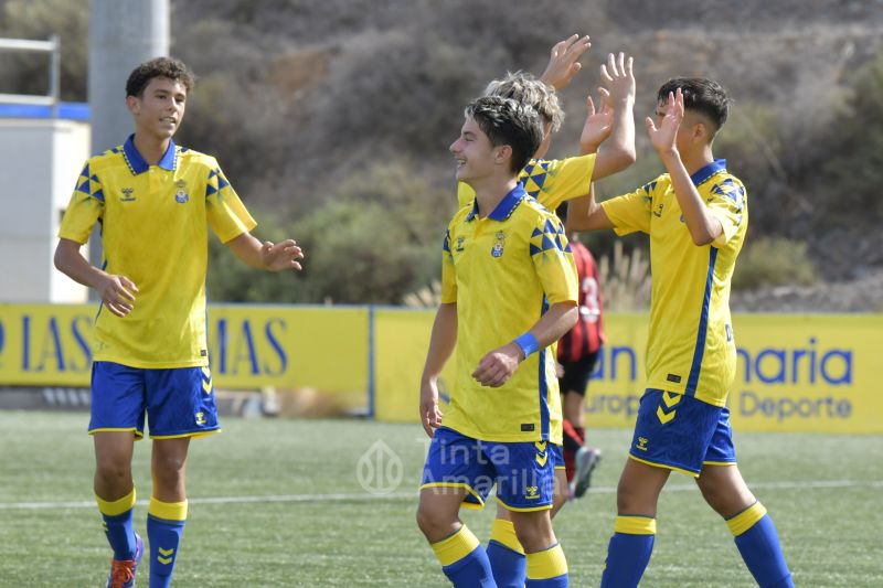 Fotos: El Infantil A se coloca líder en su debut liguero