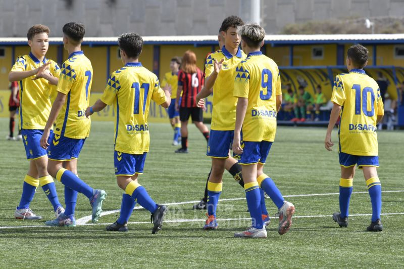 Fotos: El Infantil A se coloca líder en su debut liguero