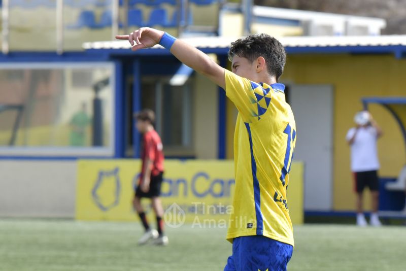 Fotos: El Infantil A se coloca líder en su debut liguero