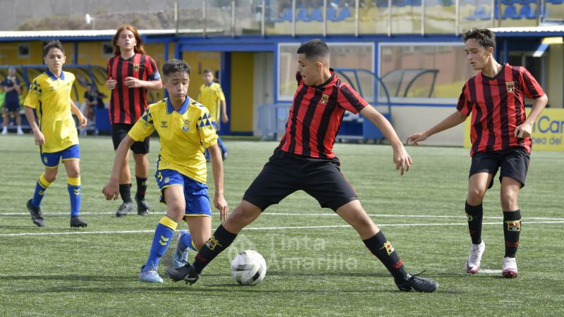 Fotos: El Infantil A se coloca líder en su debut liguero