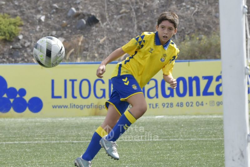 Fotos: El Infantil A se coloca líder en su debut liguero