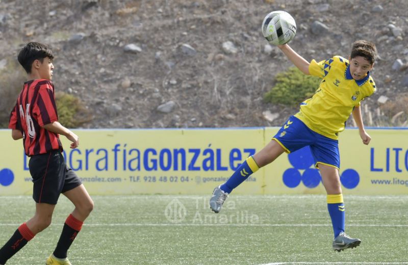 Fotos: El Infantil A se coloca líder en su debut liguero