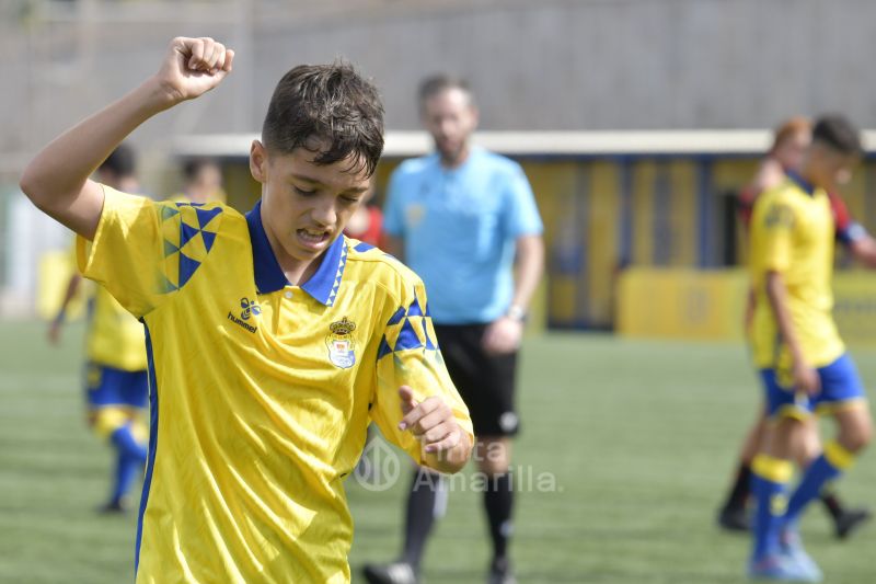 Fotos: El Infantil A se coloca líder en su debut liguero