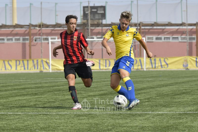 Fotos: El Infantil A se coloca líder en su debut liguero