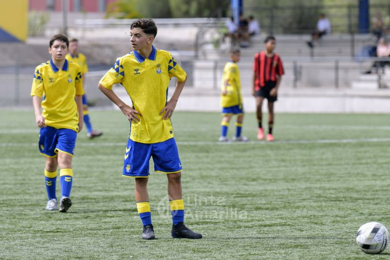 Fotos: El Infantil A se coloca líder en su debut liguero