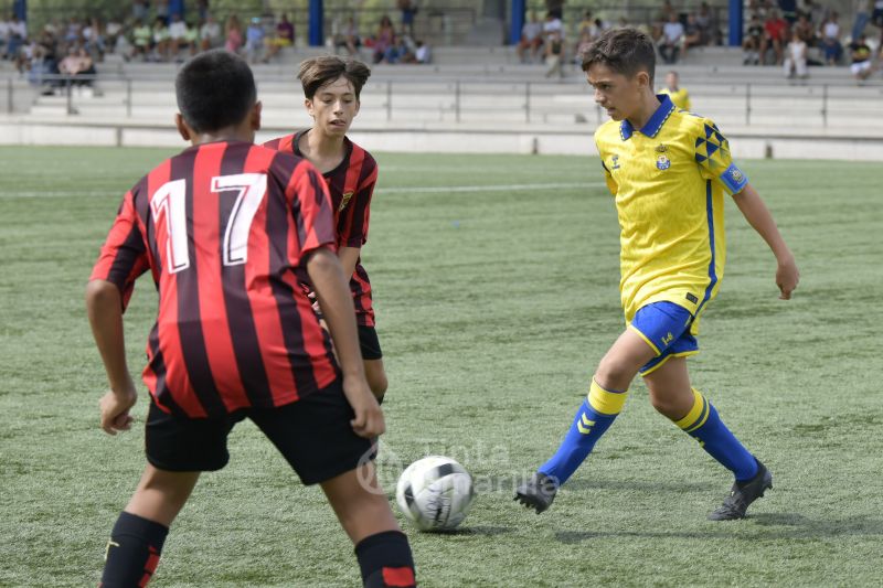 Fotos: El Infantil A se coloca líder en su debut liguero