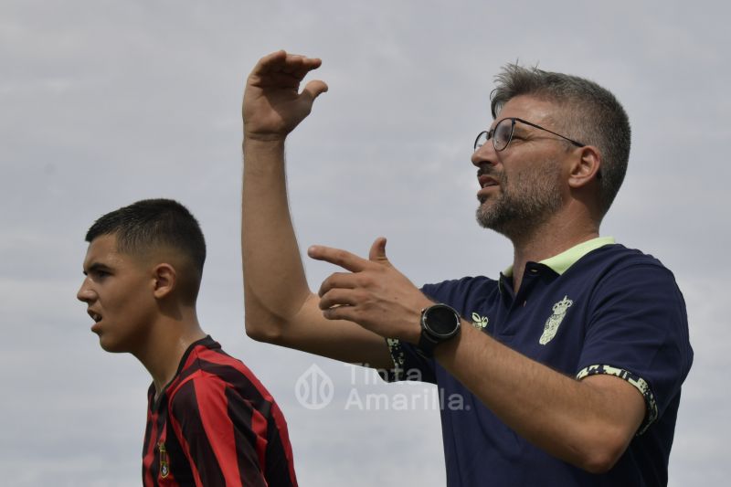 Fotos: El Infantil A se coloca líder en su debut liguero