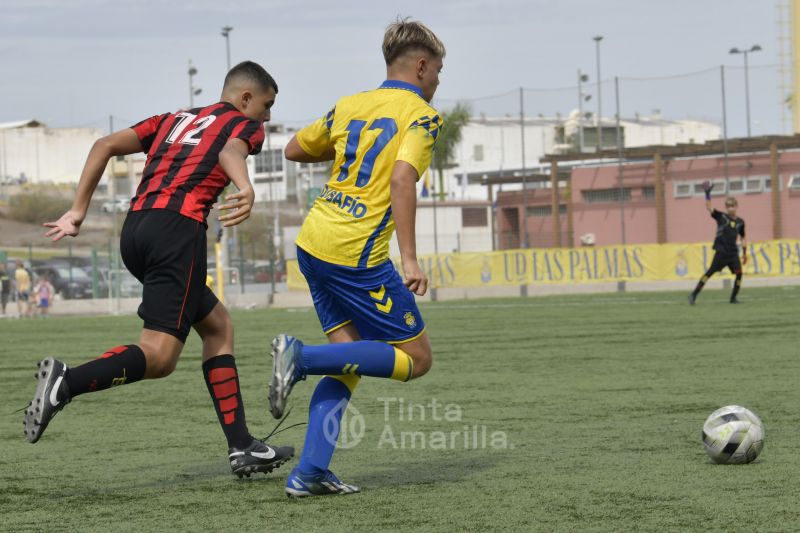 Fotos: El Infantil A se coloca líder en su debut liguero