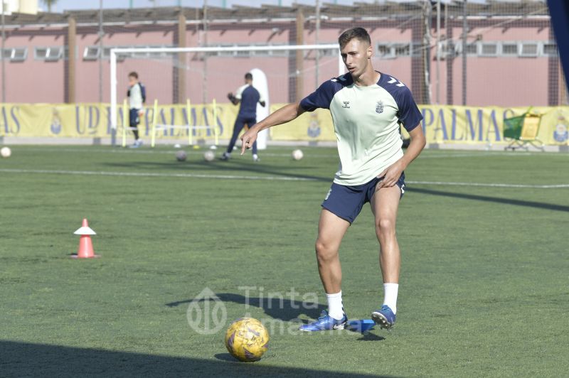 Fotos: El técnico de Las Palmas C insiste en lograr mayor precisión en ataque