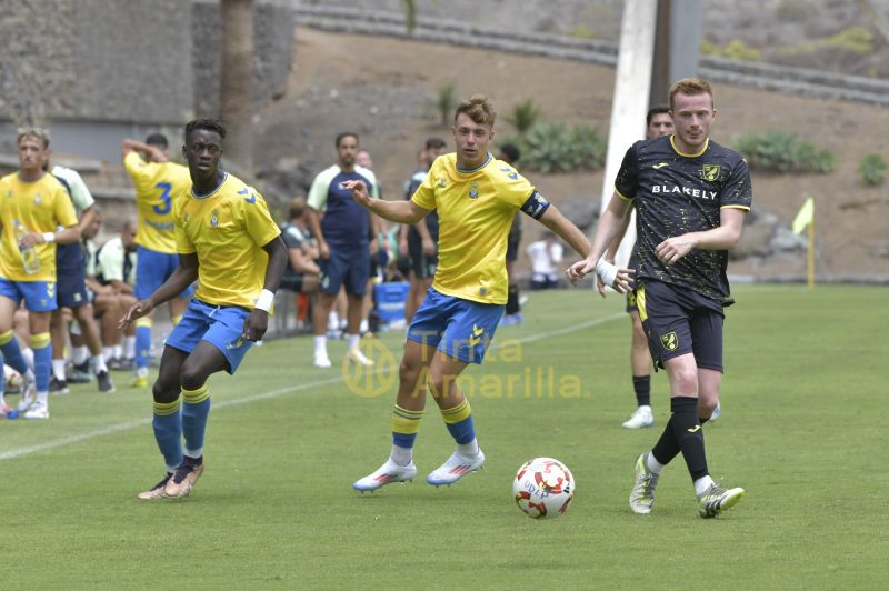 Las fotos del partido Las Palmas Atlético vs Norwich City