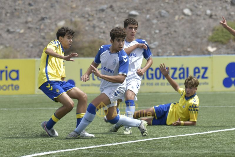 Fotos: El cadete de la UD golea al Fundación del Tenerife (4-1)