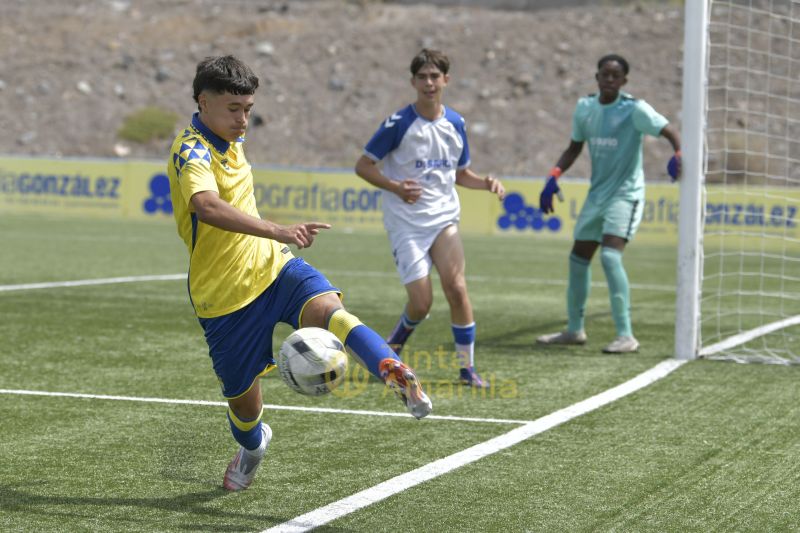 Fotos: El cadete de la UD golea al Fundación del Tenerife (4-1)