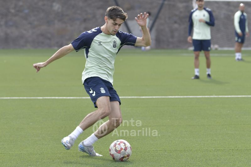 Fotos: El refuerzo atacante del filial se prepara para el debut