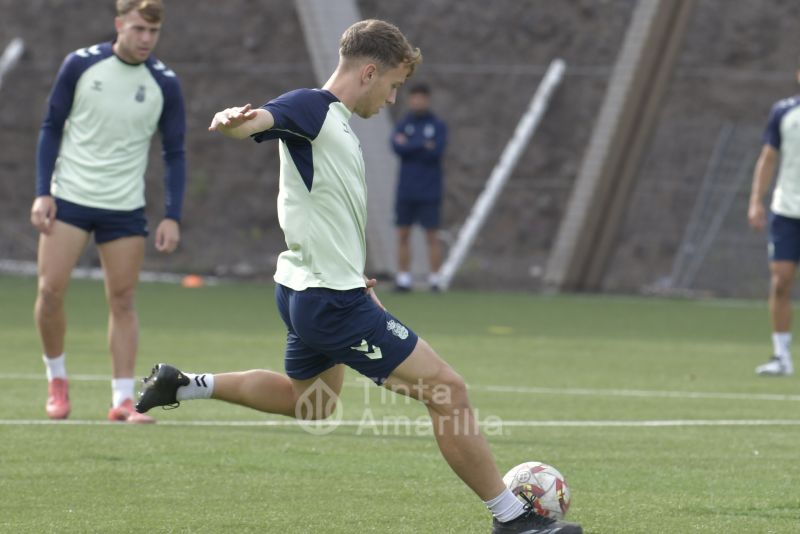 Fotos: El refuerzo atacante del filial se prepara para el debut