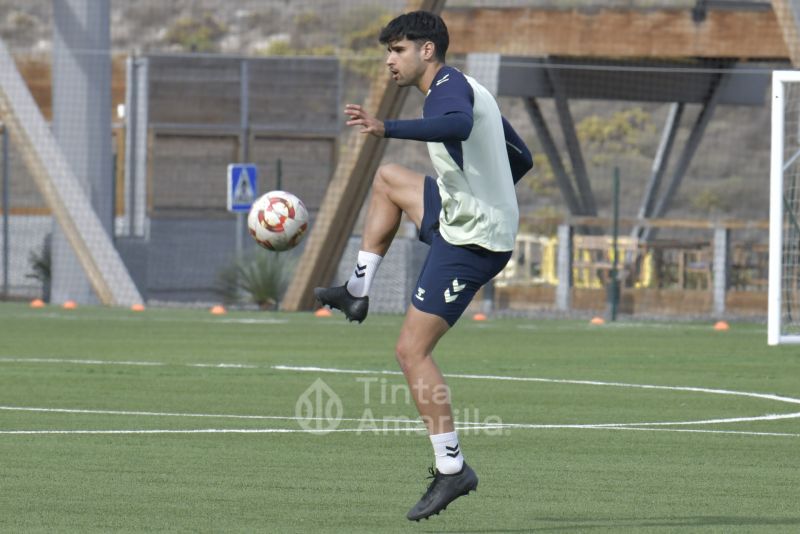 Fotos: El refuerzo atacante del filial se prepara para el debut