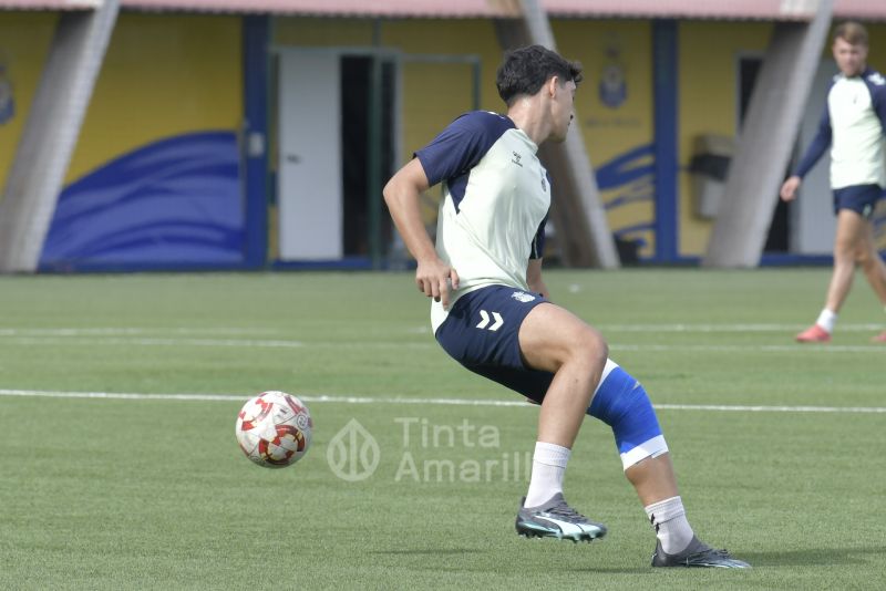 Fotos: El refuerzo atacante del filial se prepara para el debut