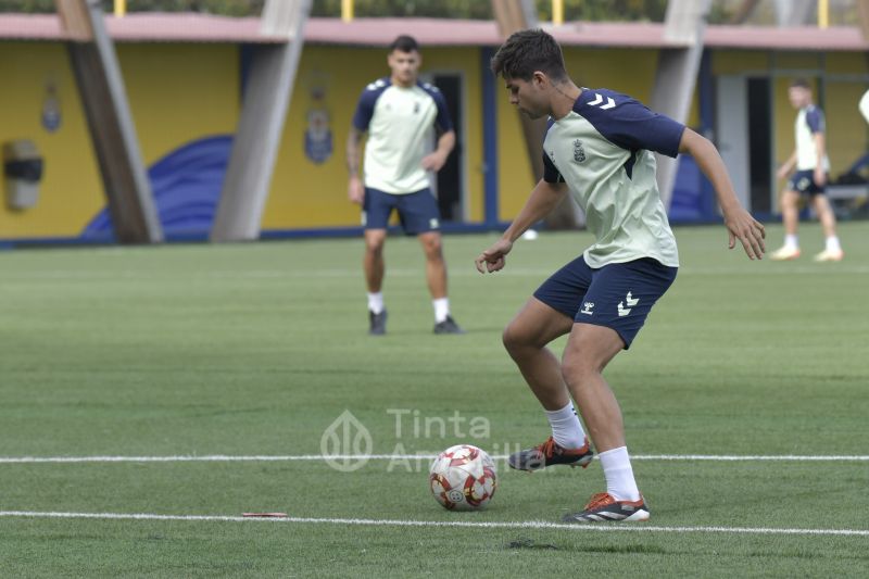 Fotos: El refuerzo atacante del filial se prepara para el debut