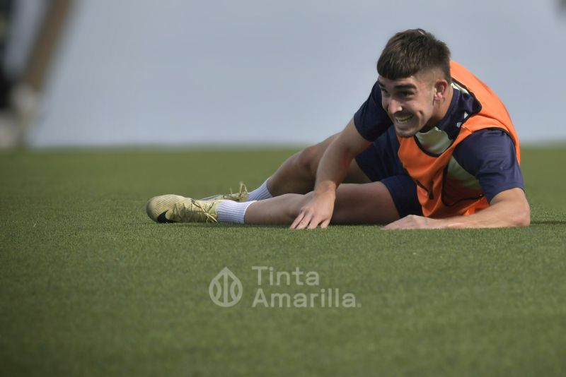 Fotos: El refuerzo atacante del filial se prepara para el debut