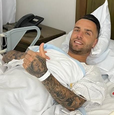 Javi Navarro pasa por el quirófano