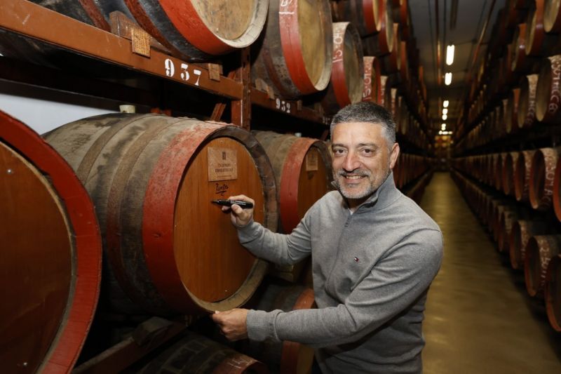 El líder visita Destilerías Arehucas, como en los viejos tiempos