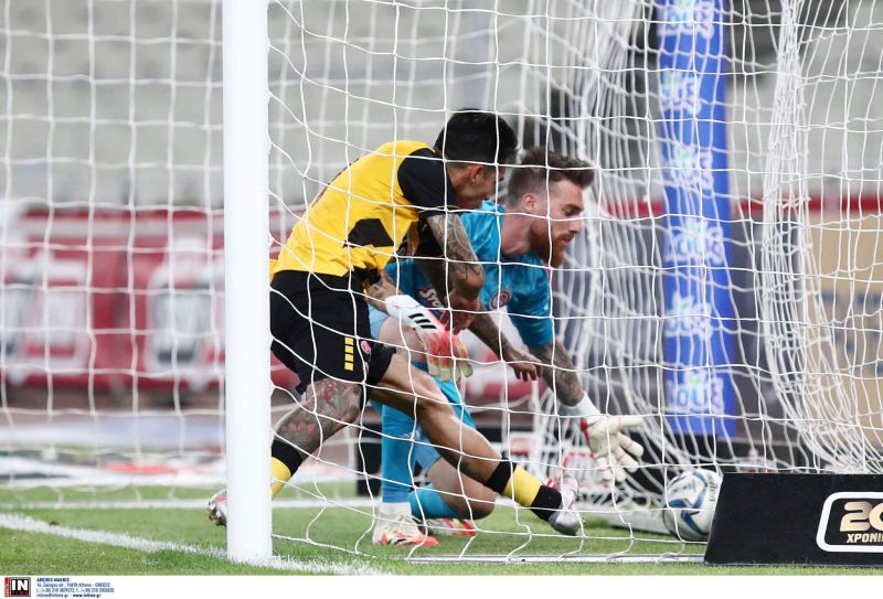 Araujo volvió a marcar, pero no salvó el derbi para el AEK