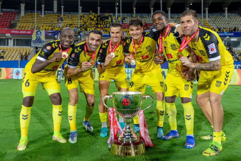 Hyderabad, con Manolo Márquez, celebra el título de la Superliga de India