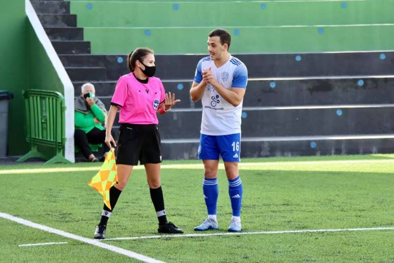 Árbitros con mascarillas; jugadores ... sin