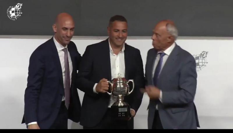 El cuarto trofeo de campeón consecutivo de la UD Tamaraceite