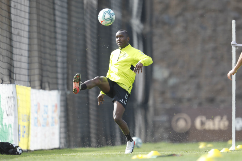 Drolé saluda a su amigo el balón