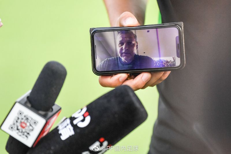 8.000 kilómetros entre periodistas y entrenador en rueda de prensa