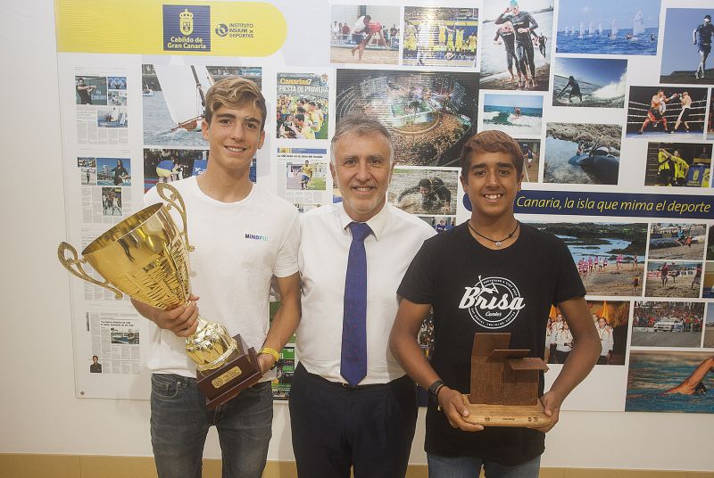 Recepción cabildicia a dos promesas del bodyboard