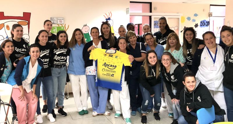 Las jugadoras del Remudas regalan en el Materno