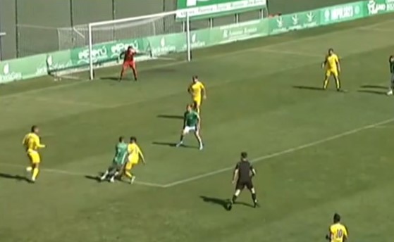 Una falta fuera del área acaba en penalti contra el Sanfer