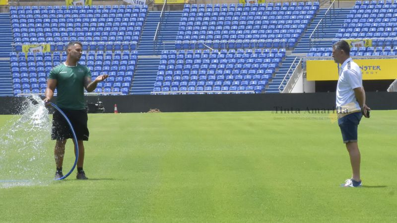 Pimienta pasa inspección exprés al césped del estadio