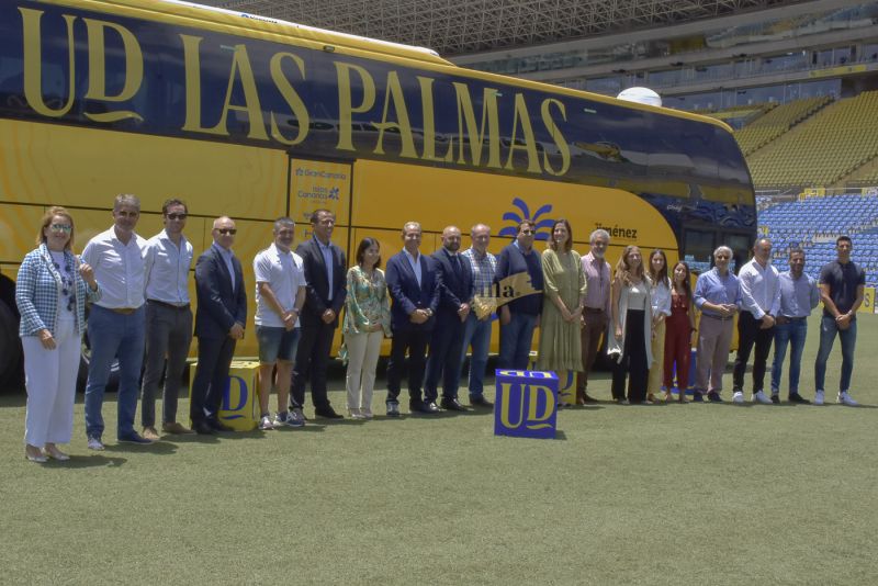 La UD Las Palmas presenta su guagua de Primera División