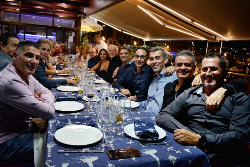 Los Ex jugadores de la UD brindan por el gran 2023 en su cena de Navidad