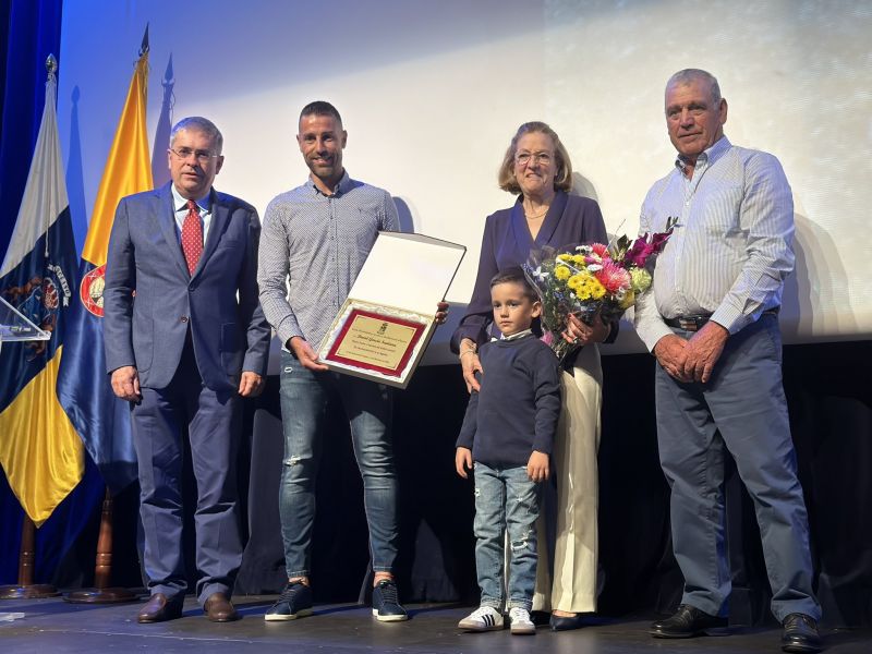 Maspalomas arropa a David García