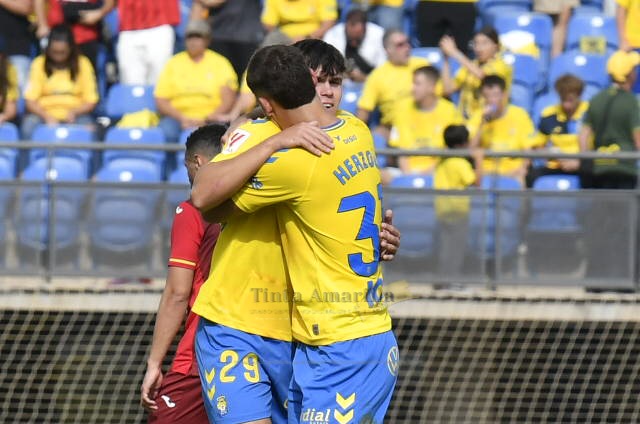 El abrazo de los debutantes en Primera
